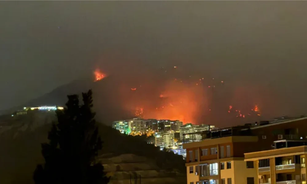 Από παρέα που έκανε... πικ νικ η μεγάλη φωτιά στη Σμύρνη-Κάηκαν ακόμα και πολυώροφες πολυκατοικίες και δεκάδες επιχειρήσεις-Συγκλονίζουν οι εικόνες